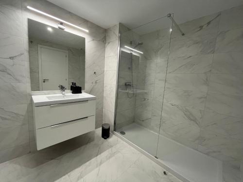 Ένα μπάνιο στο Wonderful, excellent new 4-bed apartment near Málaga with indoor and outdoor swimmimg pools, gym and sauna facilities