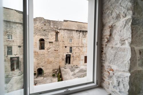 uma janela aberta com vista para um edifício de pedra em Tifani Luxury Rooms 2 em Split