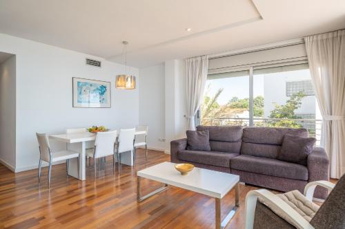 a living room with a couch and a table at Apartamento Luz in L'Escala