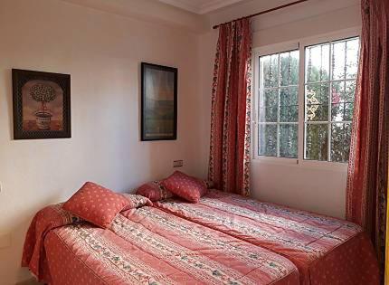 una camera da letto con un letto e una finestra di Chalet de 8 camas a Orihuela Costa