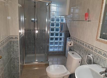 un bagno con doccia, WC e lavandino di Chalet de 8 camas a Orihuela Costa