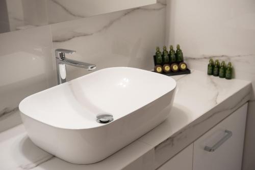 Newly renovated flat 500m from subway station (SKIATH_79)