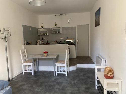 une cuisine et une salle à manger avec une table et des chaises dans l'établissement Studio indépendant dans maison de ville, au calme, à Marseille
