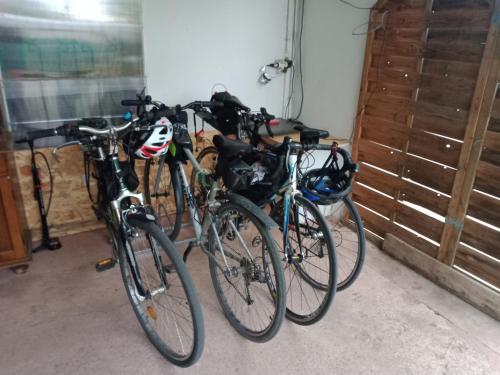 3 vélos garés l'un à côté de l'autre dans un garage dans l'établissement Chambre chez l'habitant lit double, à Pierrelatte
