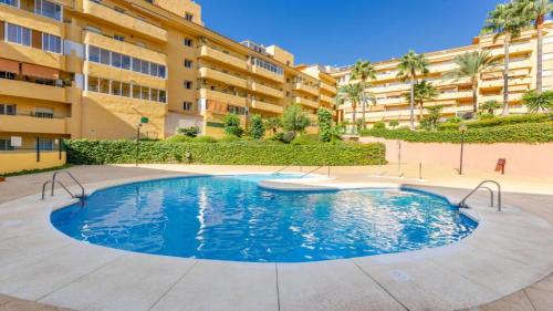 basen na dziedzińcu przed budynkiem w obiekcie Apartamento Las 3P Piscina, Paz y Patio privado w mieście Fuengirola