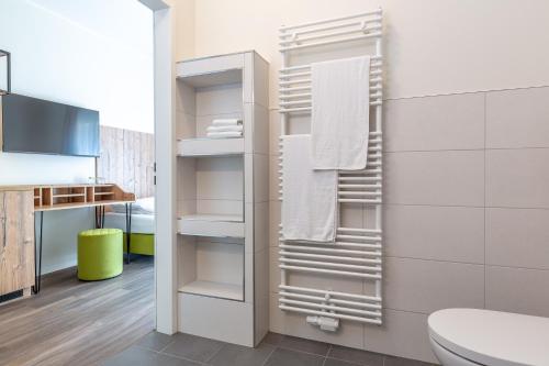 尤特博格的住宿－Hotel Fuchsbau Jüterbog，一间带白色毛巾和卫生间的浴室