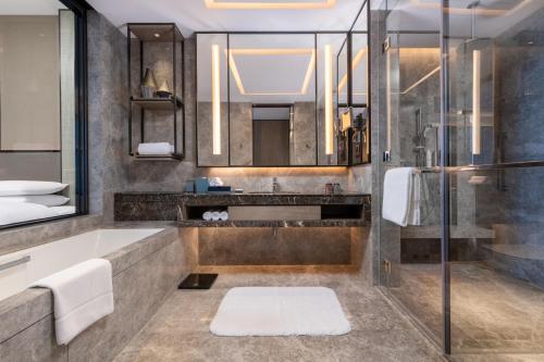 Das Bad ist mit einer Badewanne und einer Dusche ausgestattet. in der Unterkunft Foshan Marriott Hotel in Foshan