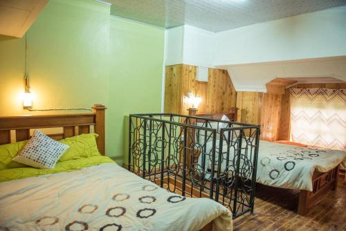 sypialnia z 2 łóżkami w pokoju w obiekcie The Tea Cottage w mieście Karatina