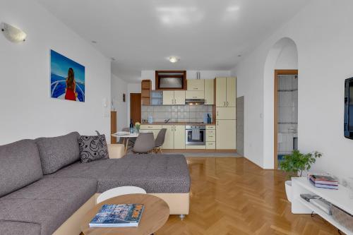 Dapur atau dapur kecil di Newly renovated apartment with a beautiful sea view Emili