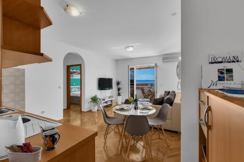 Dapur atau dapur kecil di Newly renovated apartment with a beautiful sea view Emili
