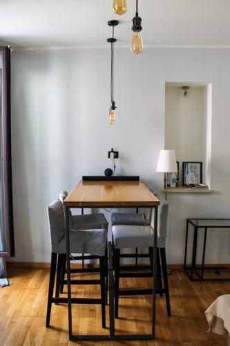 a dining room with a table and chairs at Casa Vacanze "A Machina Ro Ghiaccio" in Noto