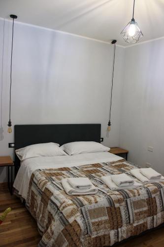 a bedroom with a bed with two towels on it at Casa Vacanze "A Machina Ro Ghiaccio" in Noto
