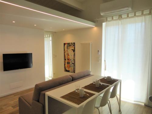 een woonkamer met een tafel en een bank bij CASA KLIMT vicinissima al mare parcheggio privato gratuito se disponibile in Pescara