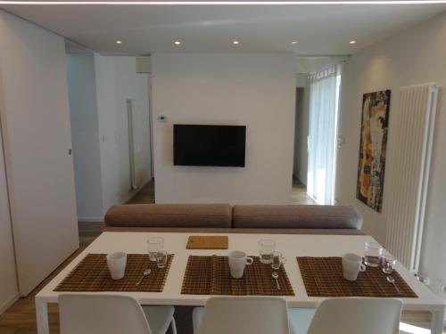 TV a/nebo společenská místnost v ubytování CASA KLIMT vicinissima al mare parcheggio privato gratuito se disponibile