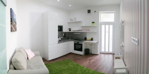 sala de estar blanca con sofá y cocina en Boutique HomeR374 Studio Apartment #freeparking en Budapest