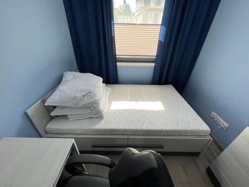 małe łóżko w pokoju z oknem w obiekcie Luksusowy apartament Charzykowy w Charzykowach