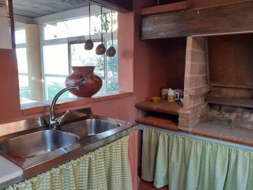 cocina con fregadero y ventana en Magnifica Villa Vacacional en entorno rural, en Alicante