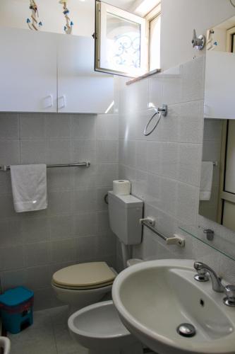 a bathroom with a toilet and a sink at Casa Vacanze "A Machina Ro Ghiaccio" in Noto