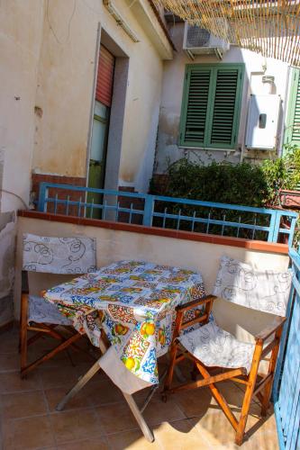 a table and chairs sitting on a balcony at Casa Vacanze "A Machina Ro Ghiaccio" in Noto