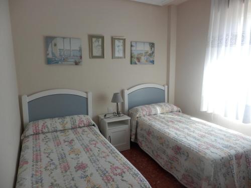 - une chambre avec deux lits et une table avec une lampe dans l'établissement Casa Con Encanto En Arnedillo, à Arnedillo