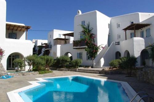 una piscina di fronte a una casa di MY CYCLADIC HOME , 5 min walk to Ornos beach a Ornos