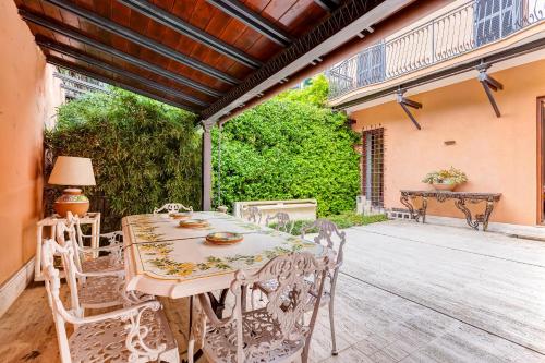 BMGA l Luxury Home with Patio in Trastevere
