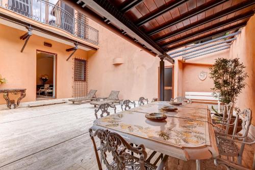 BMGA l Luxury Home with Patio in Trastevere