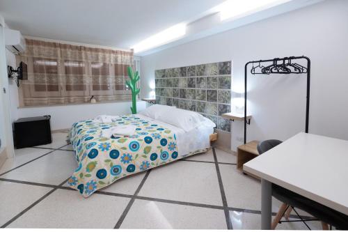 Un dormitorio con una cama y una mesa. en B&b Essence Ispica, en Ispica