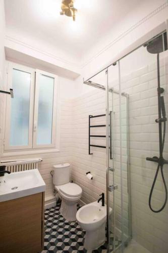 une salle de bain avec toilettes, lavabo et douche dans l'établissement Sublime 4 pièces quartier des Musiciens, à Nice