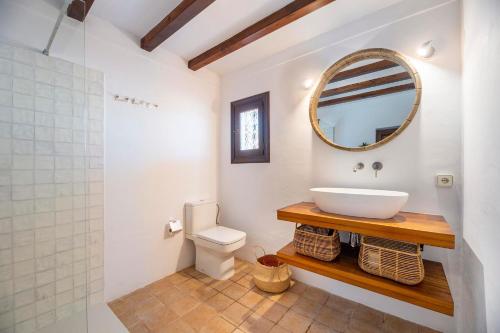 a bathroom with a sink and a mirror at Can Mateu in Santa Eularia des Riu