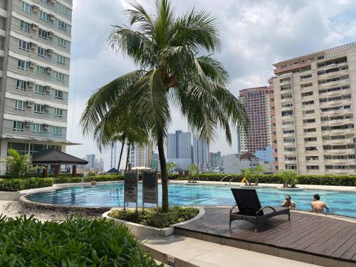 La alberca dentro o cerca de Makati Penthouse with Stunning City Skyline View
