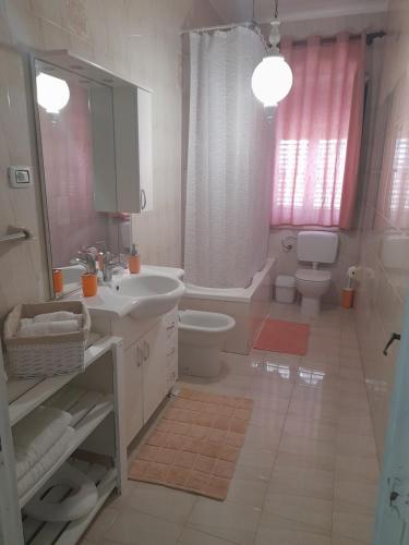 uma casa de banho com um lavatório, um WC e uma banheira em Casa Vacanze Ciccinè em Capaci