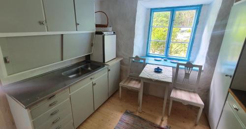 Kuchyňa alebo kuchynka v ubytovaní Urlaub vom Elektrosmog - Skogstorpet, Waldhäuschen