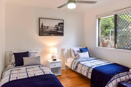 En eller flere senge i et værelse på The Arcadia - Entire Luxurious English Cottage With Huge Privacy Near CBD