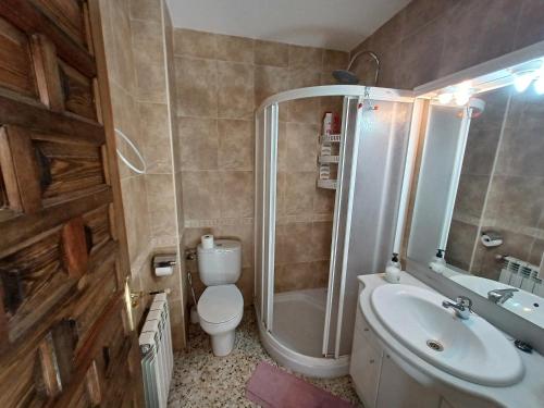 y baño con ducha, aseo y lavamanos. en Casa Rural Sol y Luna Apartamentos en Munébrega