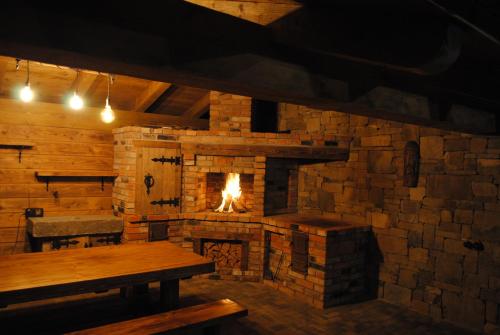 ヤシニャにあるChalet Laitnerの暖炉、テーブル、暖炉付きの部屋