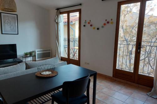 uma sala de estar com uma mesa e um sofá em Love nest with sea view in the heart of the Panier em Marselha