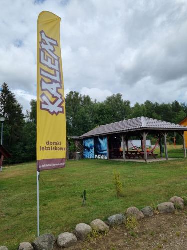 a sign for a park with a pavilion at Domki Letniskowe Kalem in Zabin