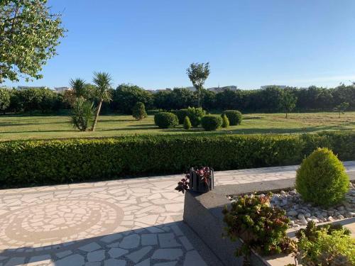 Un jardín fuera de Lux Sereno Village