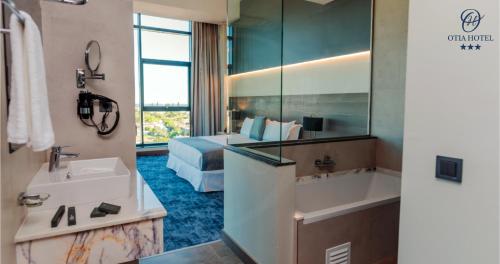 Kuchyň nebo kuchyňský kout v ubytování OTIA HOTEL
