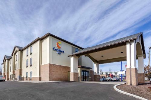 a large building with a santex sign on it at Comfort Inn Beckley in Beckley