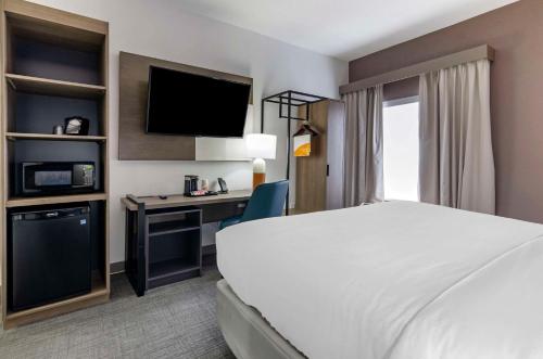 a hotel room with a bed and a desk at Comfort Inn Beckley in Beckley