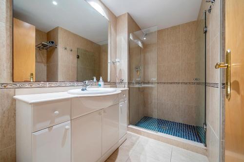 uma casa de banho com um lavatório e um chuveiro em Costa Linda 313 em L'Hospitalet de l'Infant