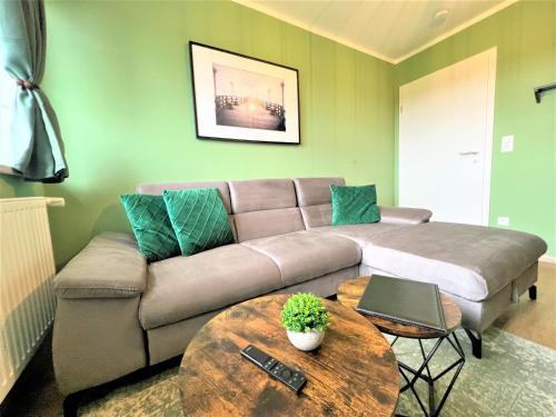 una sala de estar con un sofá y una mesa en Ferienwohnung Rabenblick, en Binz