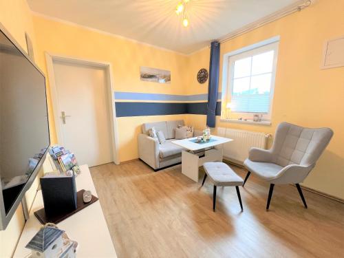 una sala de estar con un sofá y una mesa en Ferienwohnung Rabennest, en Binz