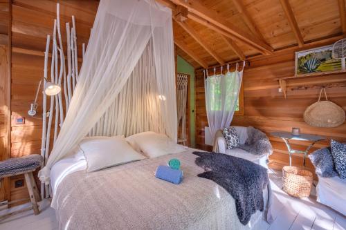 - une chambre avec un lit et une moustiquaire dans l'établissement Shere Khan, à Saint-Paul-de-Vence