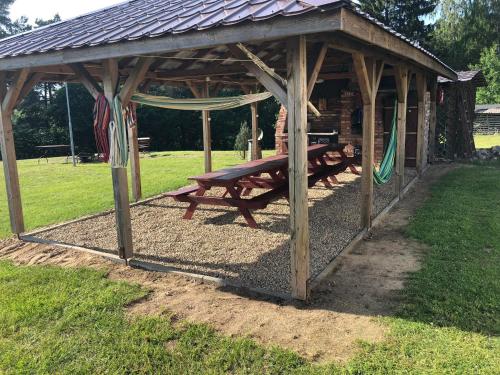 a picnic table in a pavilion in a park at Domki Letniskowe Kalem in Zabin