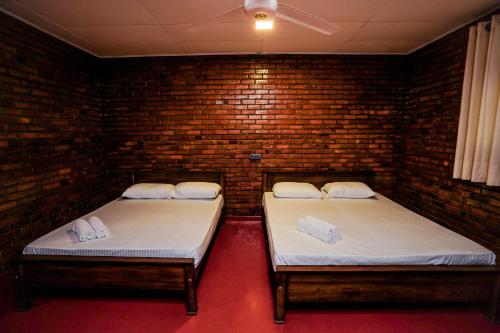 Een bed of bedden in een kamer bij River Inn - Fort