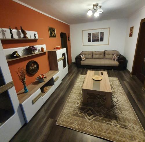 una sala de estar con un sofá y una mesa en Casa & Julieta, en Tecuci
