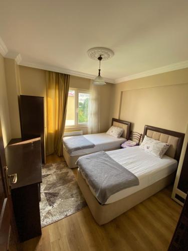 トラブゾンにあるMenekşe Apart 1のベッドルーム1室(ベッド2台、窓付)